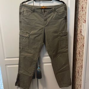 Great cargo army green skinny jeans with zipper ankle and spandex